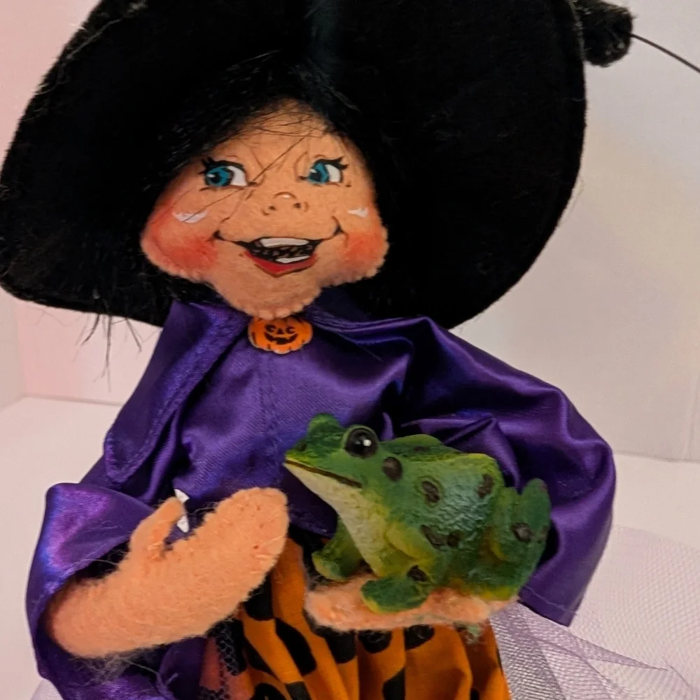 Annalee 2010 75th Anniversary Halloween Witch Figurine with Frog - 10.5
